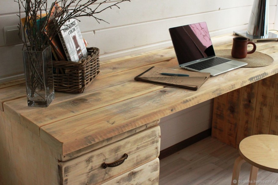 Письменный стол из дерева