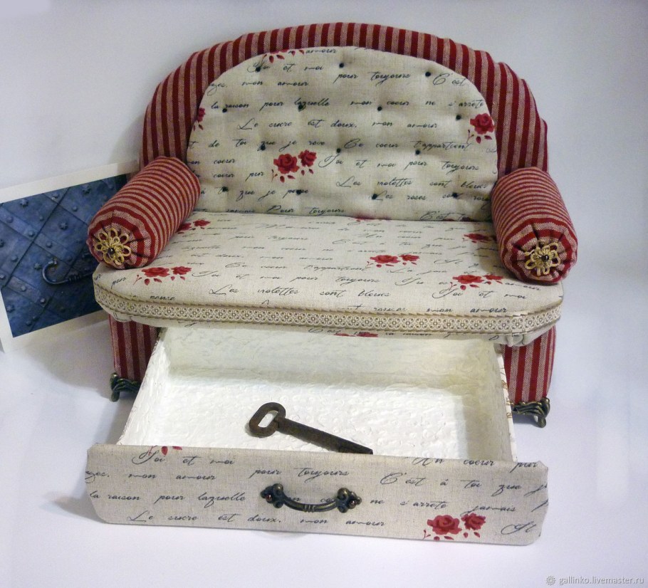 Диванчик для кукол