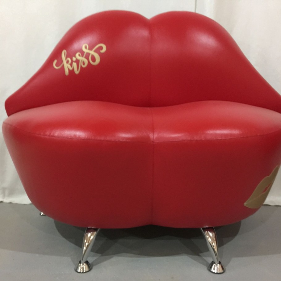 Диванчик в форме губ