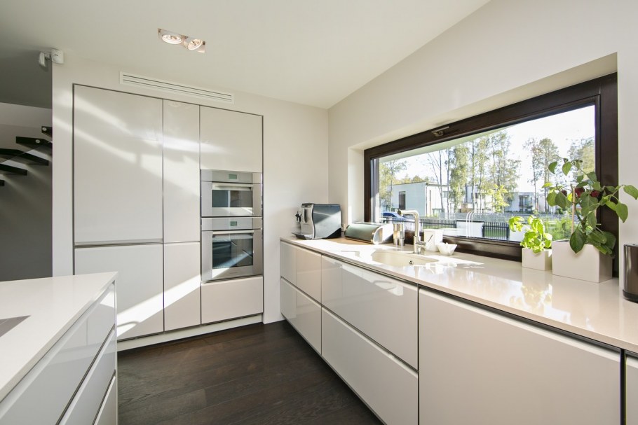 Кухонный гарнитур у окна хайтек