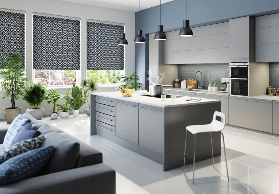 Интерьер кухни с большим окном