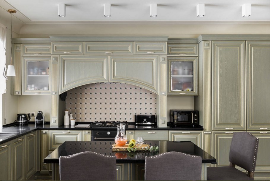 Встроенная вытяжка в классической кухне