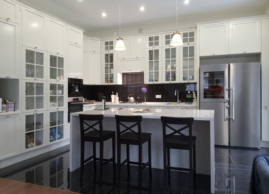 Кухня классическая угловая с порталом