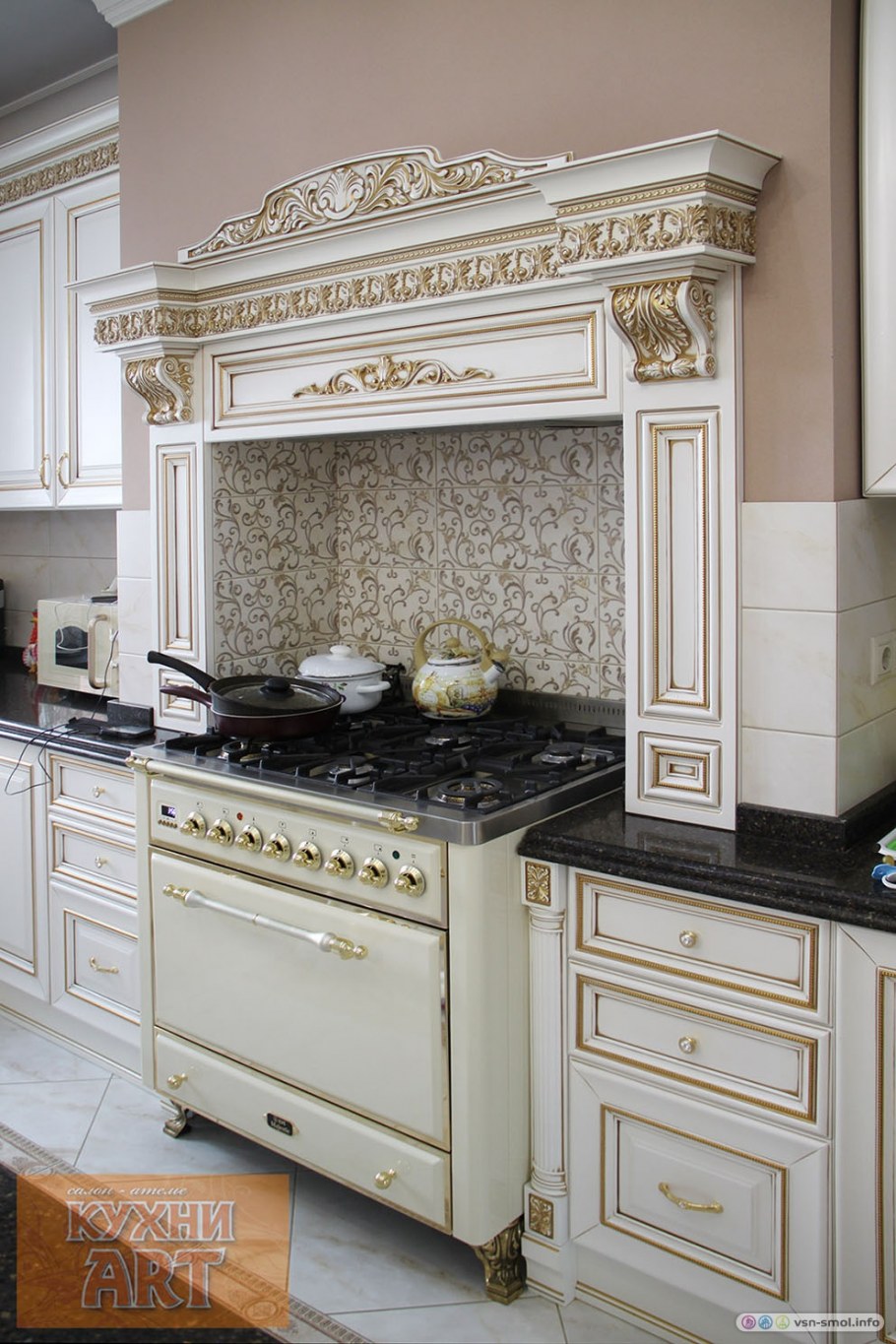 Встроенная вытяжка в классической кухне