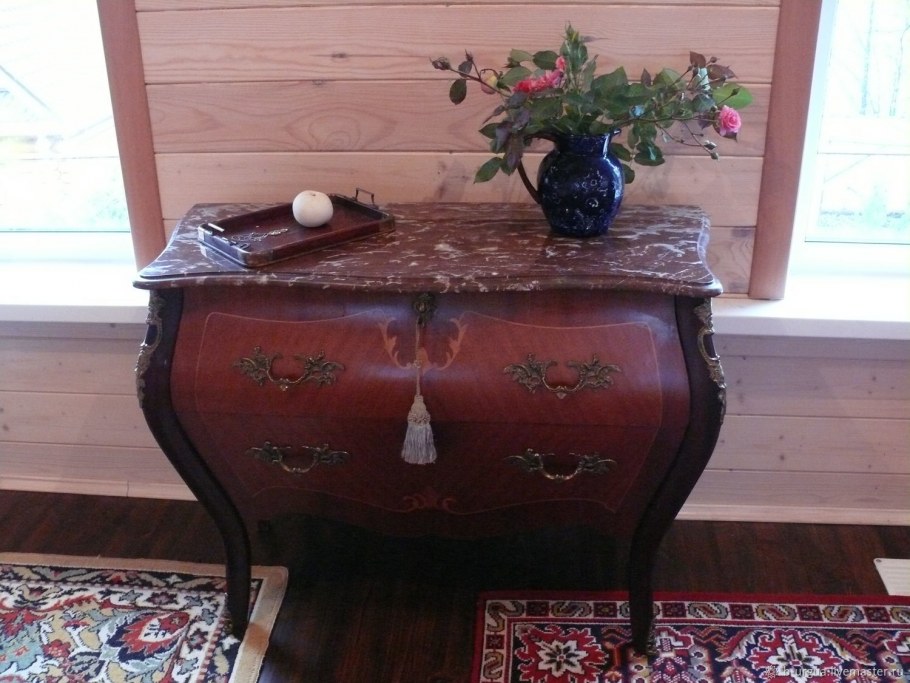 Комод антикварный пузатый