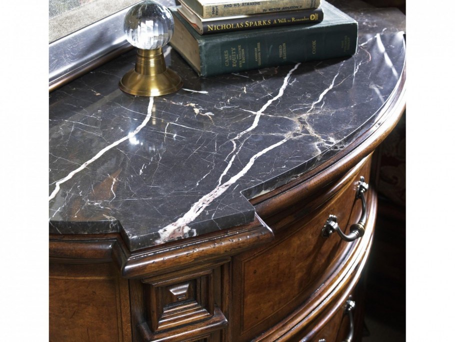 Комод для спальни с мраморной столешницей