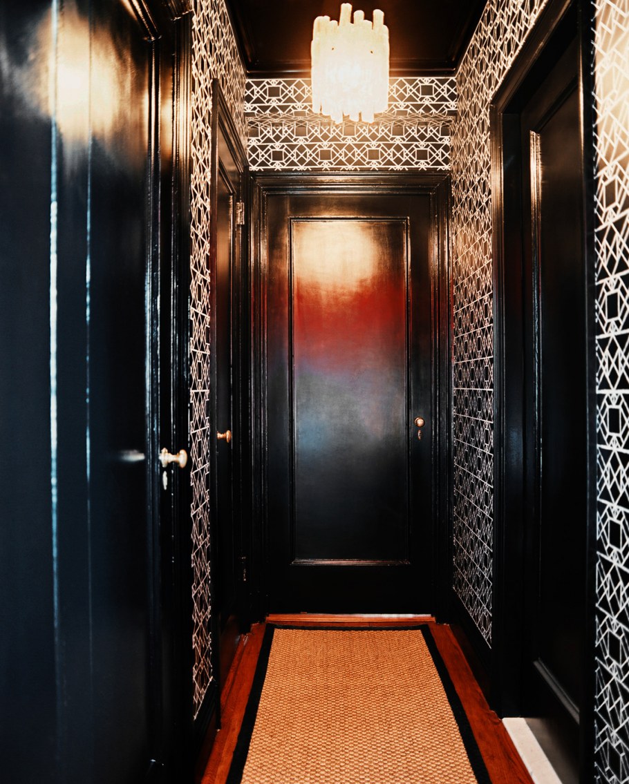 Черные обои в коридоре