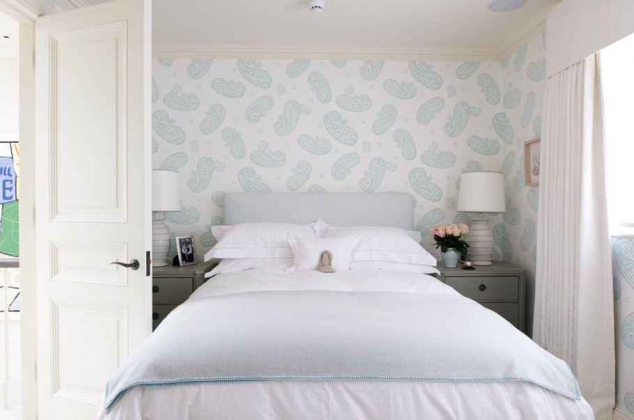 Светлые обои в спальню