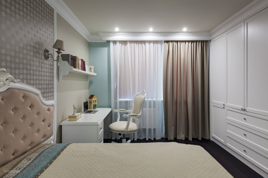Интерьер спальни с рабочей зоной