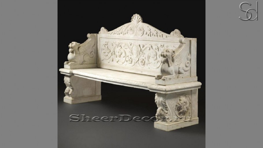 Брюнетка у порога