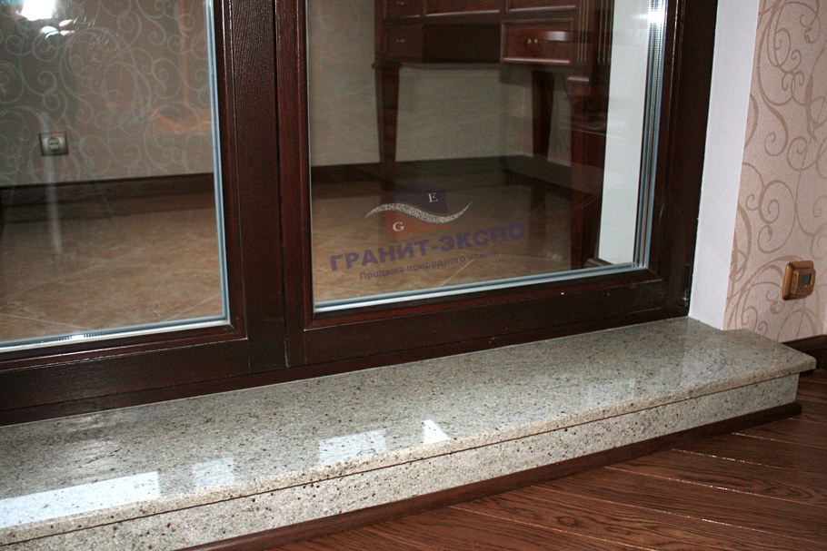 Гранитный подоконник в интерьере в стиле Ампир