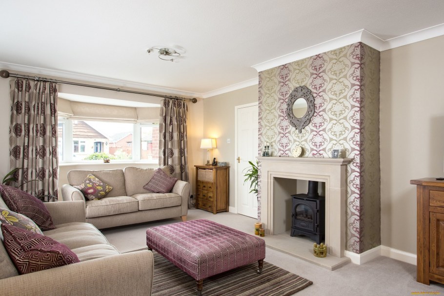 Гостиная с комбинированными обоями