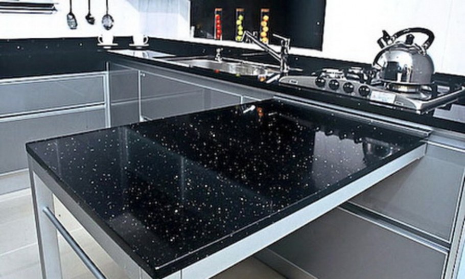 Кухня с черной столешницей