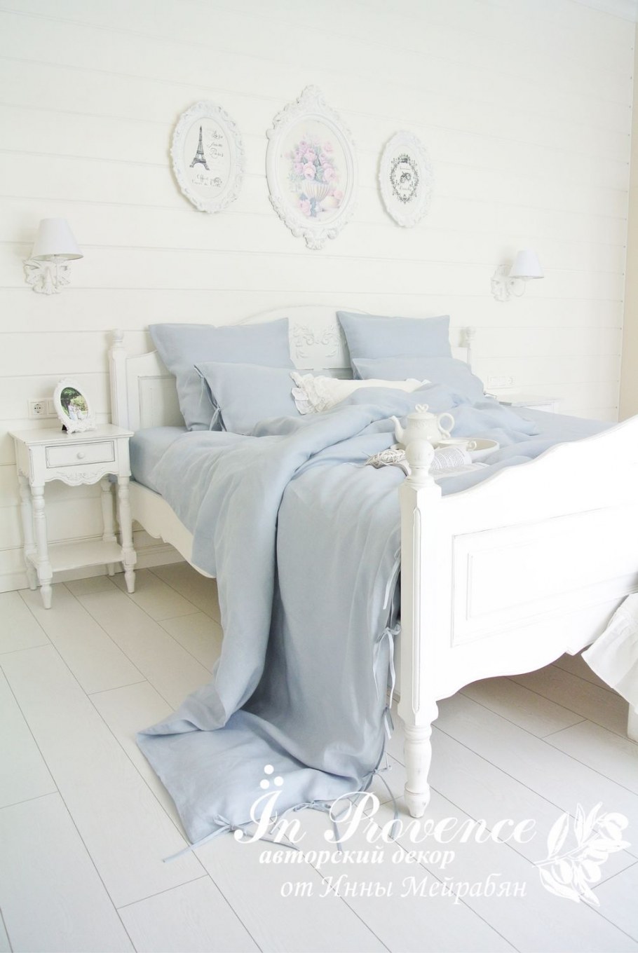 Интерьер с пыльно голубыми шторами