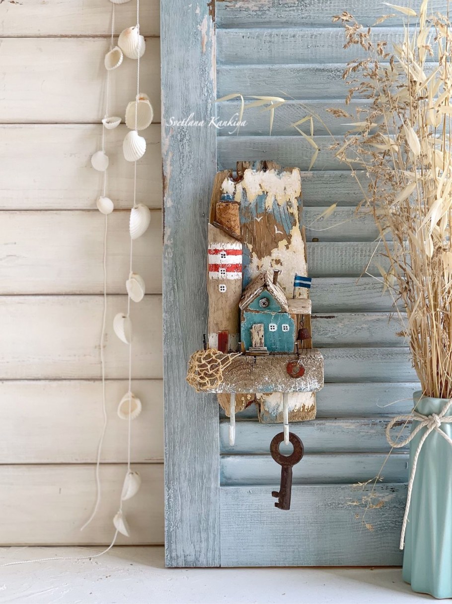 Белая прихожая с розовой подушкой