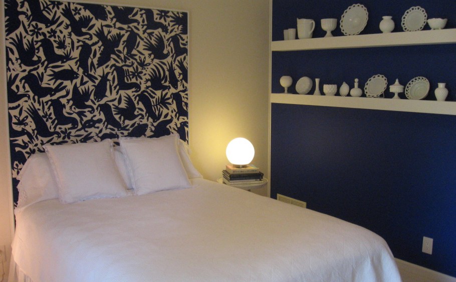 Стена у изголовья кровати сбоку