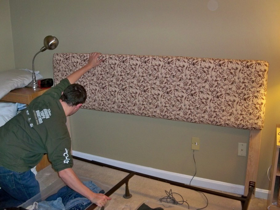 Изголовье крепится к стене