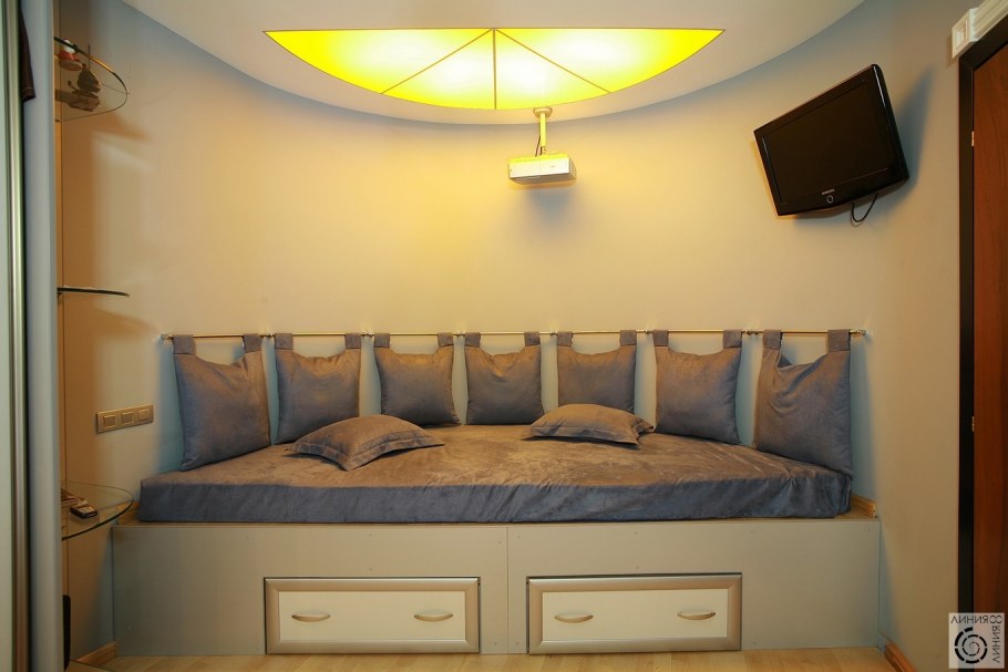 Кровать подушки на рейлинге