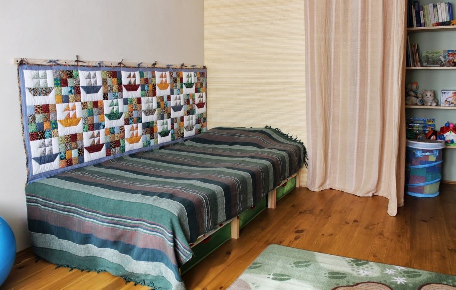 Подушки на стену у кровати