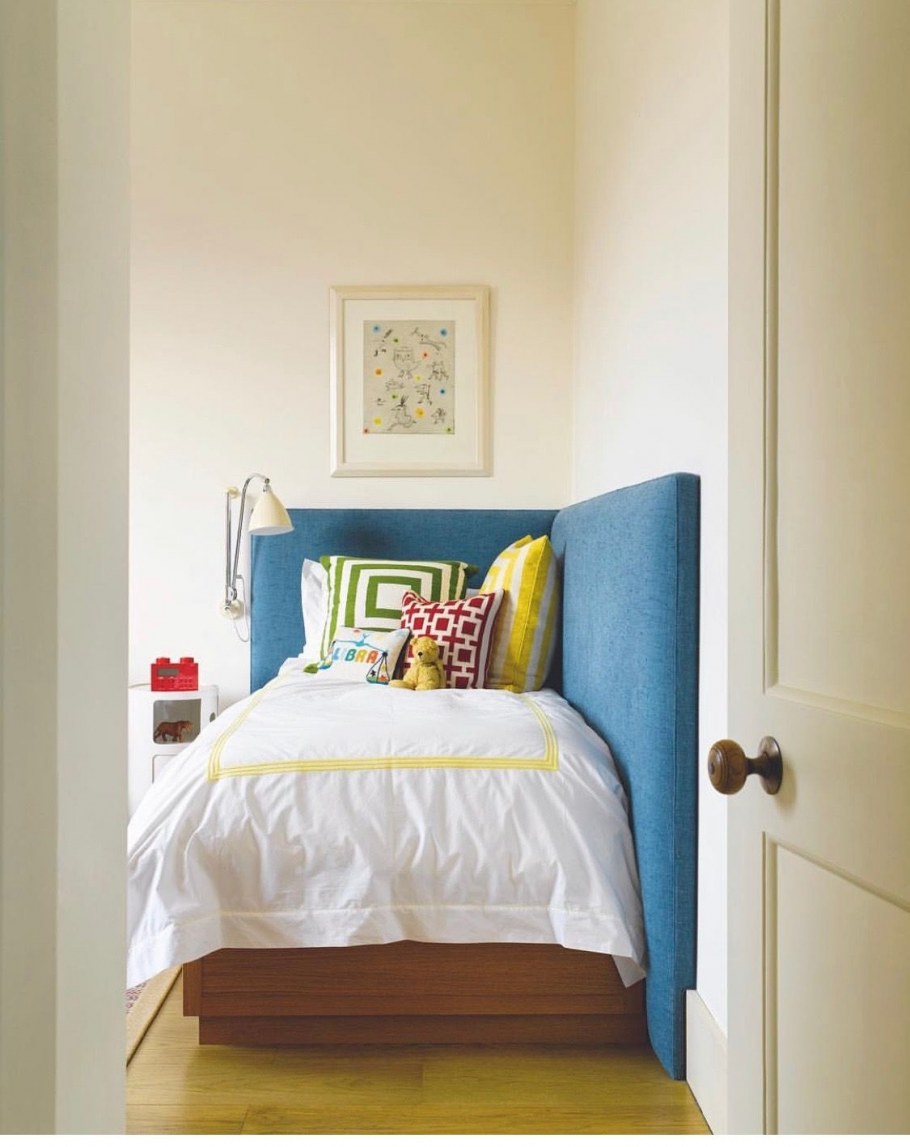 Кровать в углу спальни