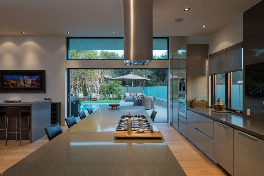 Кухня в особняке в современном стиле