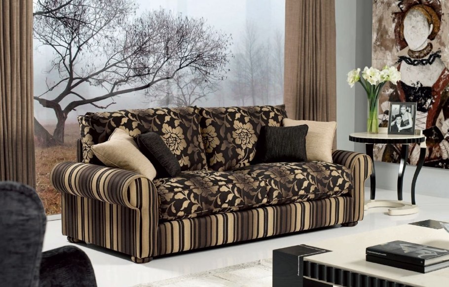 Диван коричневый в полоску