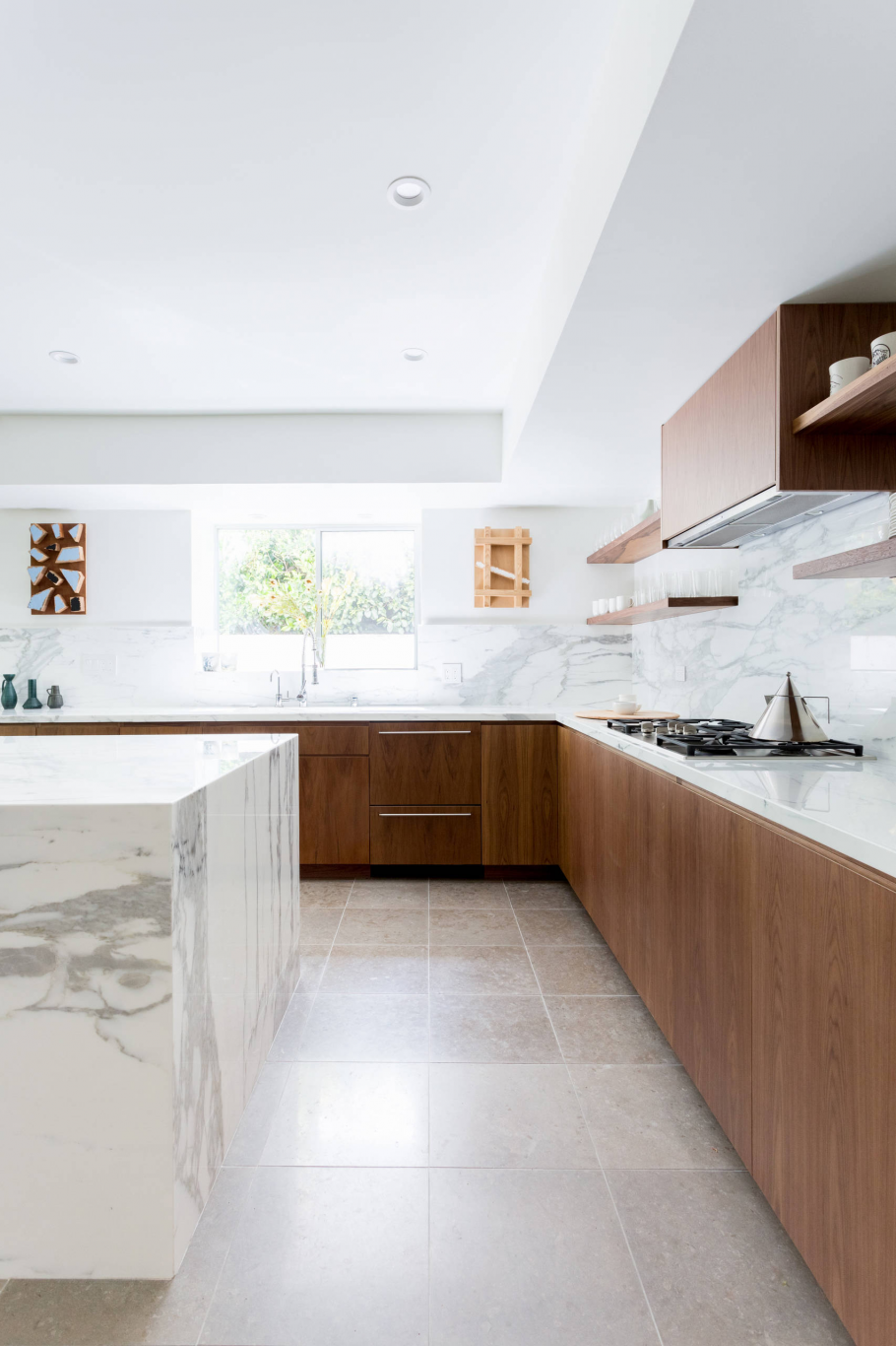 Кухня с белым мраморным полом