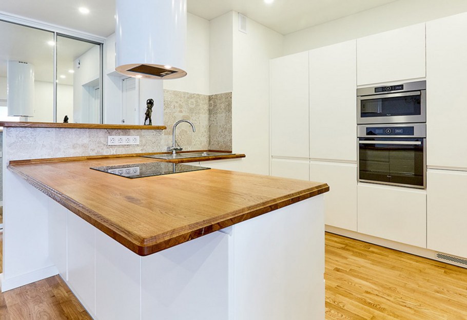 Белая кухня с островом