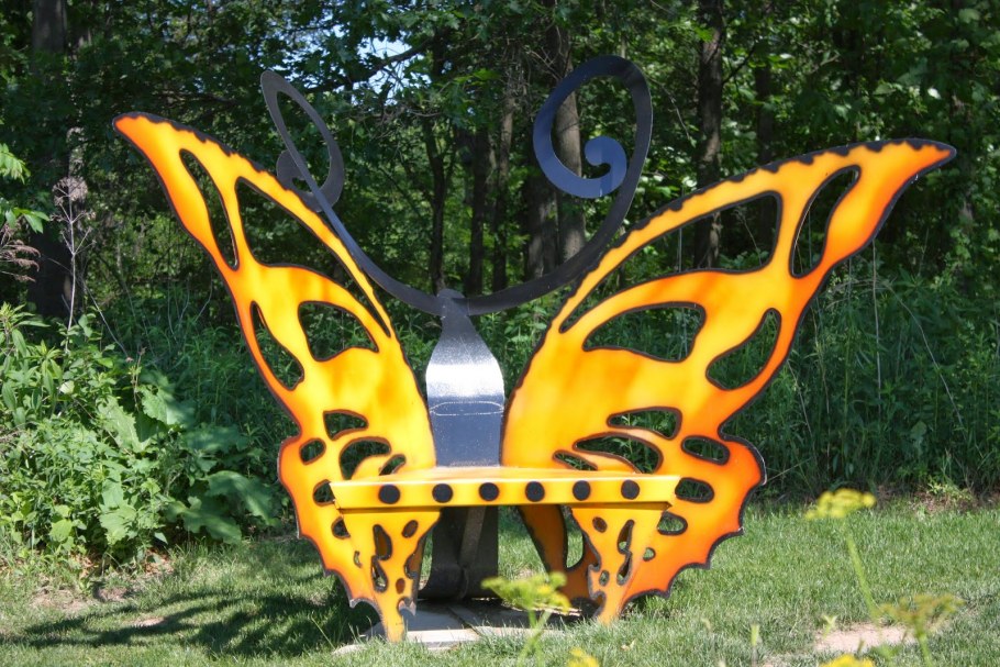 Скамья в виде бабочки