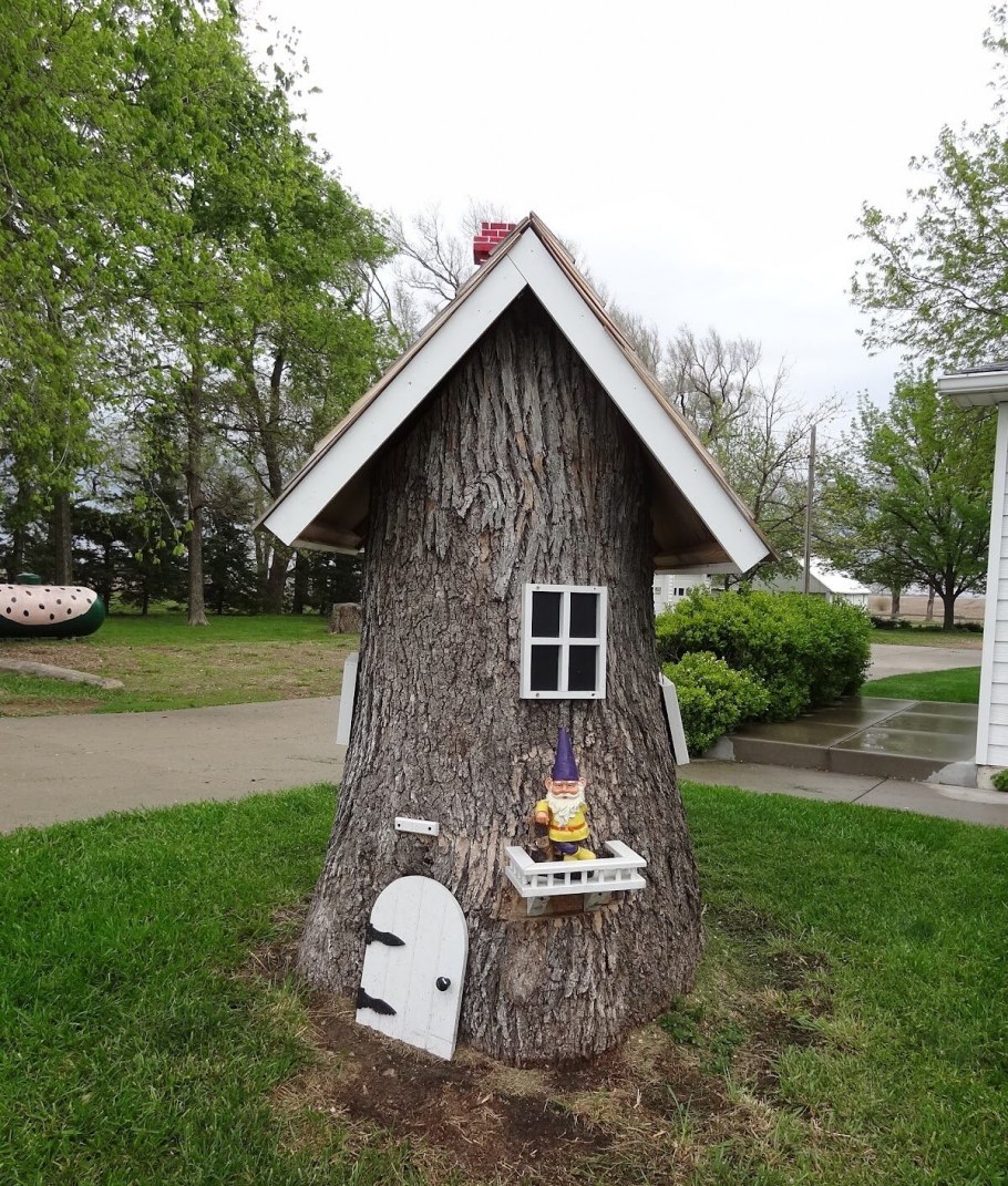 Домик из пенька для сада