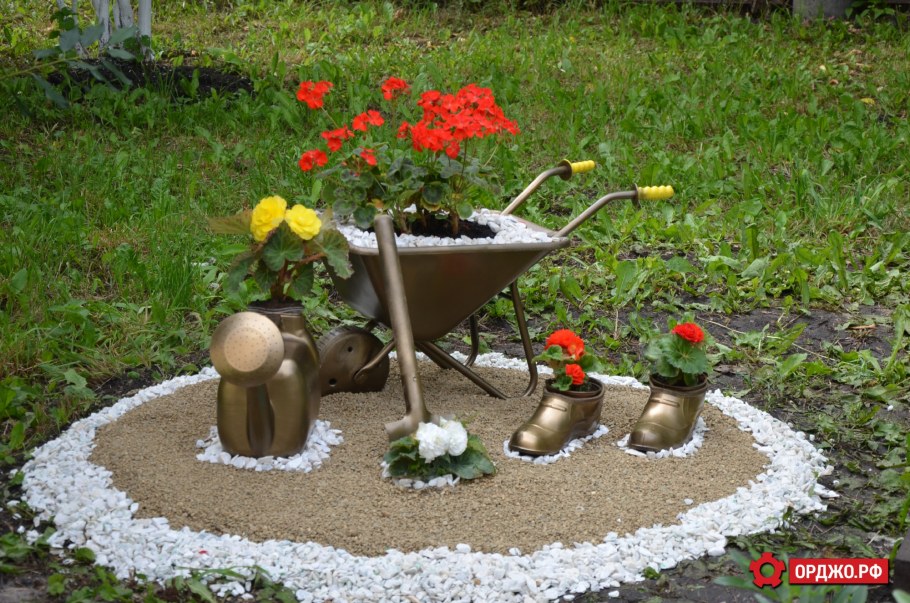 Украшение клумбы в детском саду