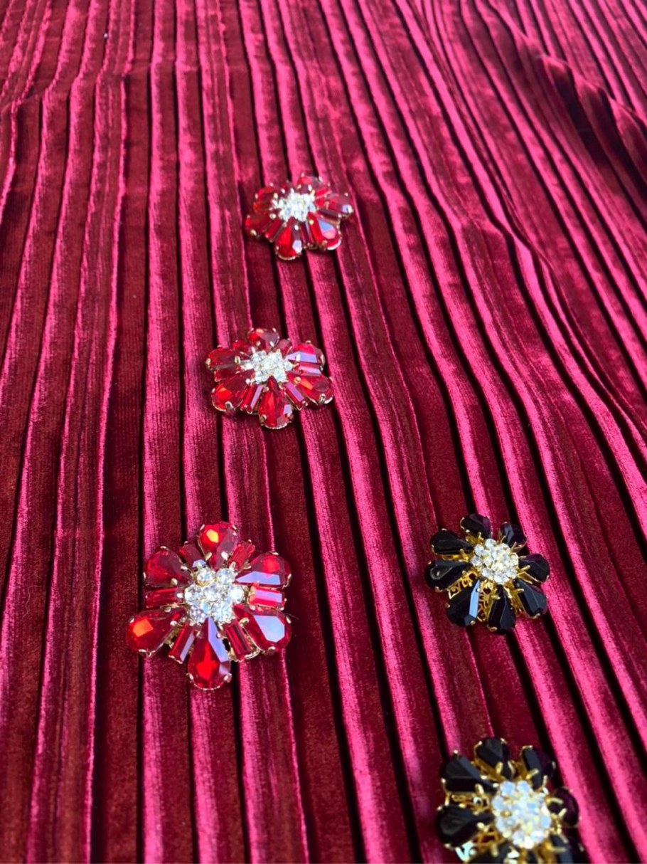 Домашний кинотеатр в красных тонах