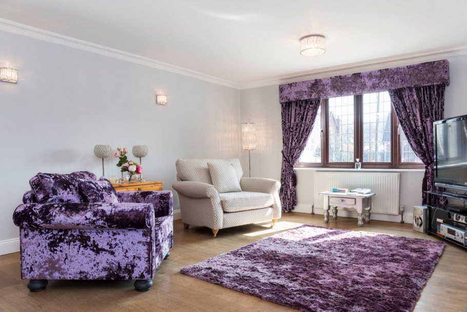 Сиреневые шторы в интерьере гостиной