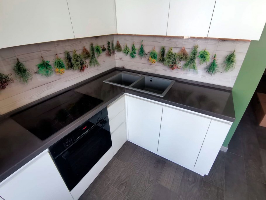 Белая кухня без ручек