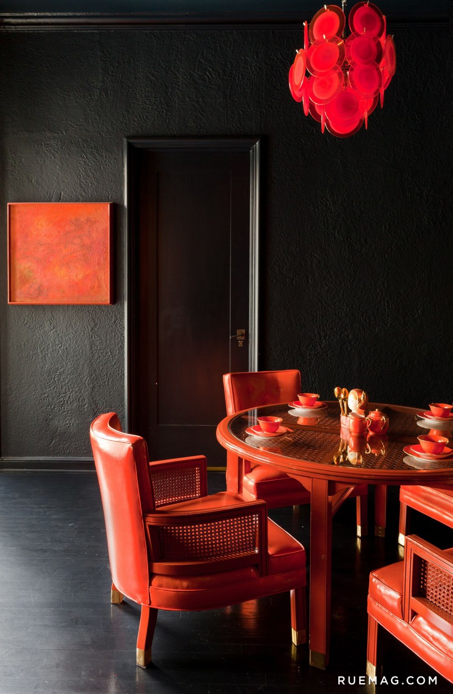 Красно черные стены