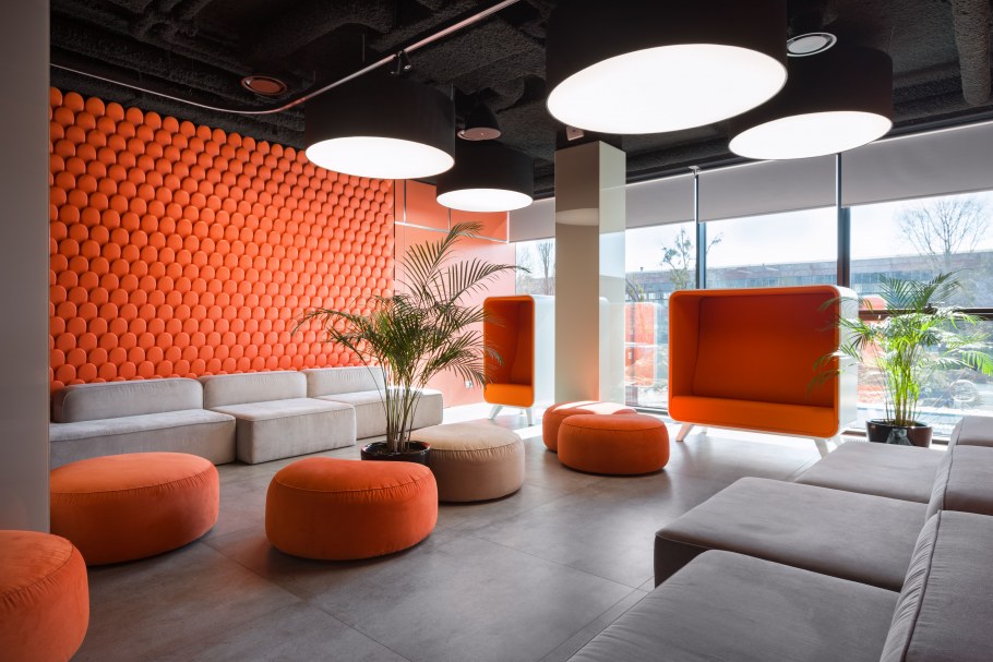 Интерьер квартиры с темными стенами