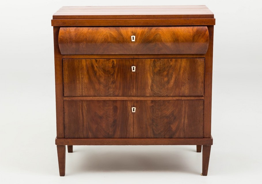 Старинный комод