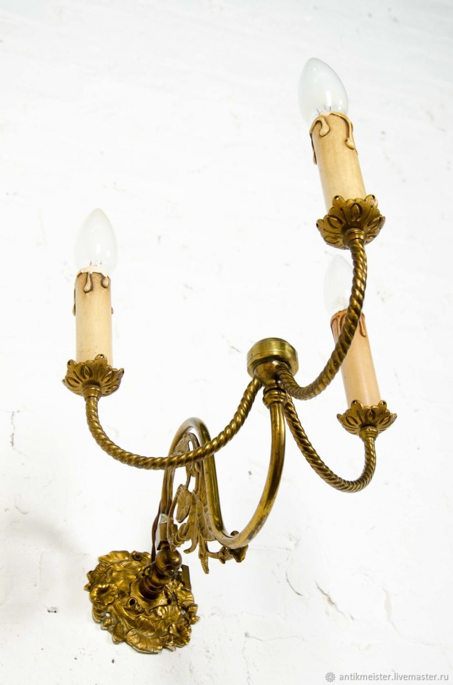 Подсвечники на стенке