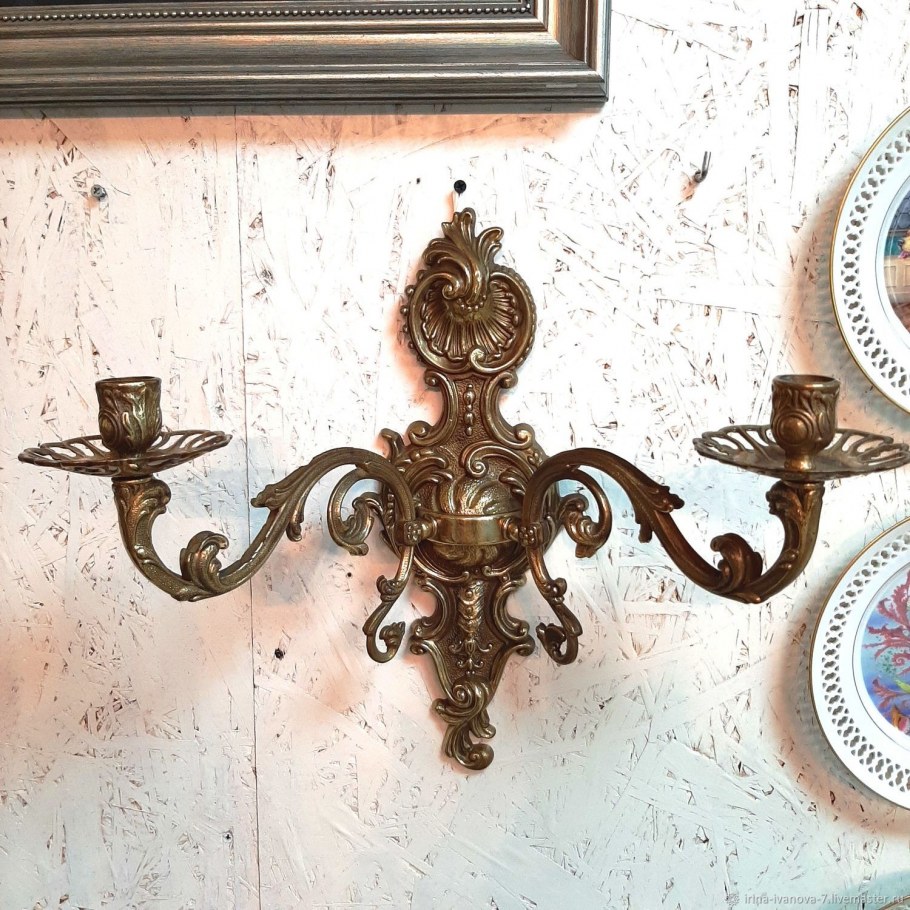 Настенные подсвечники в интерьере старинные