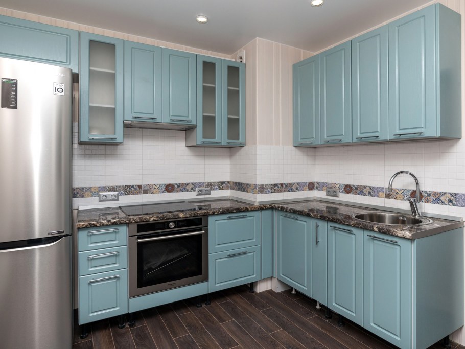 Белая кухня с голубыми обоями