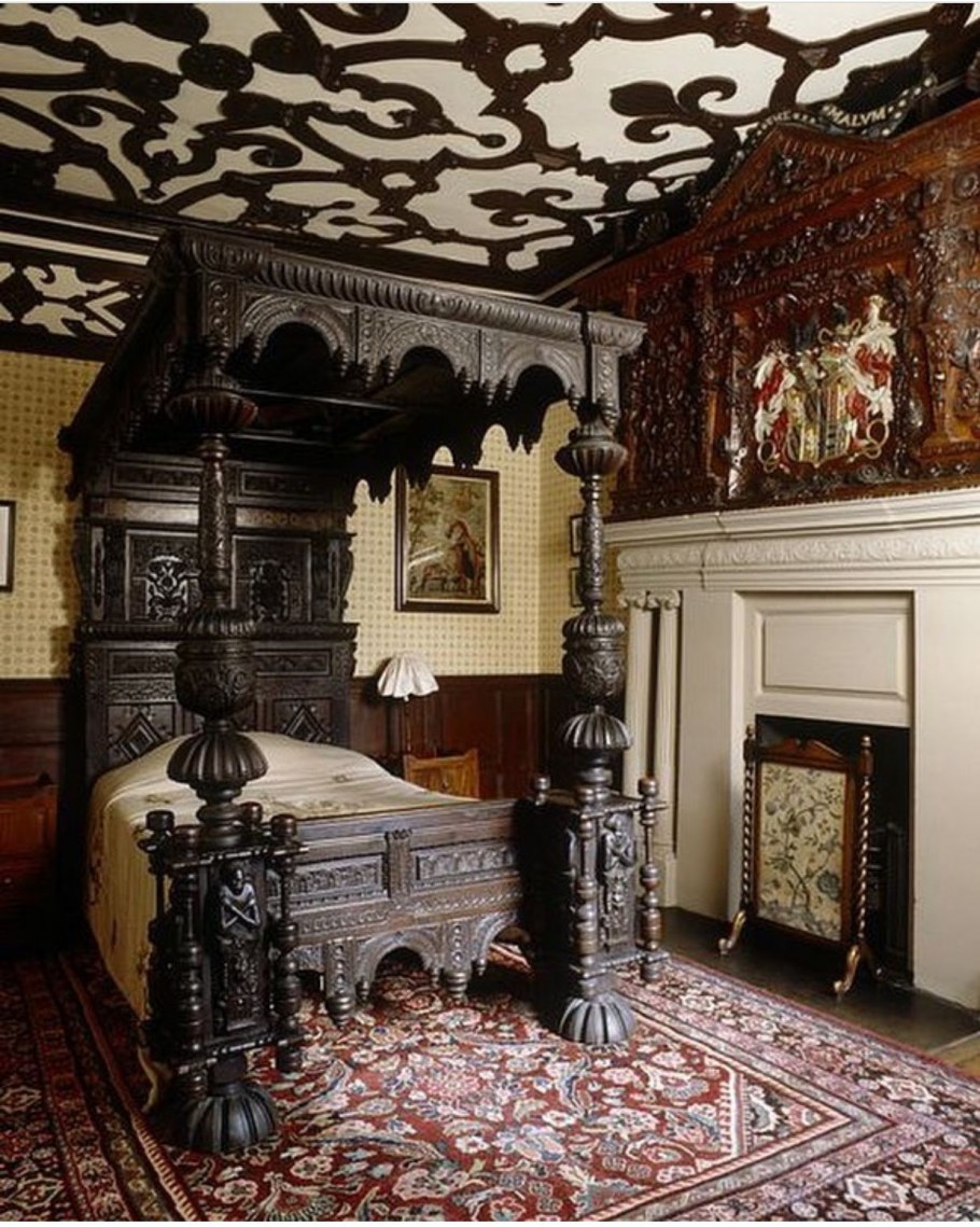 Королевская кровать с балдахином Готика