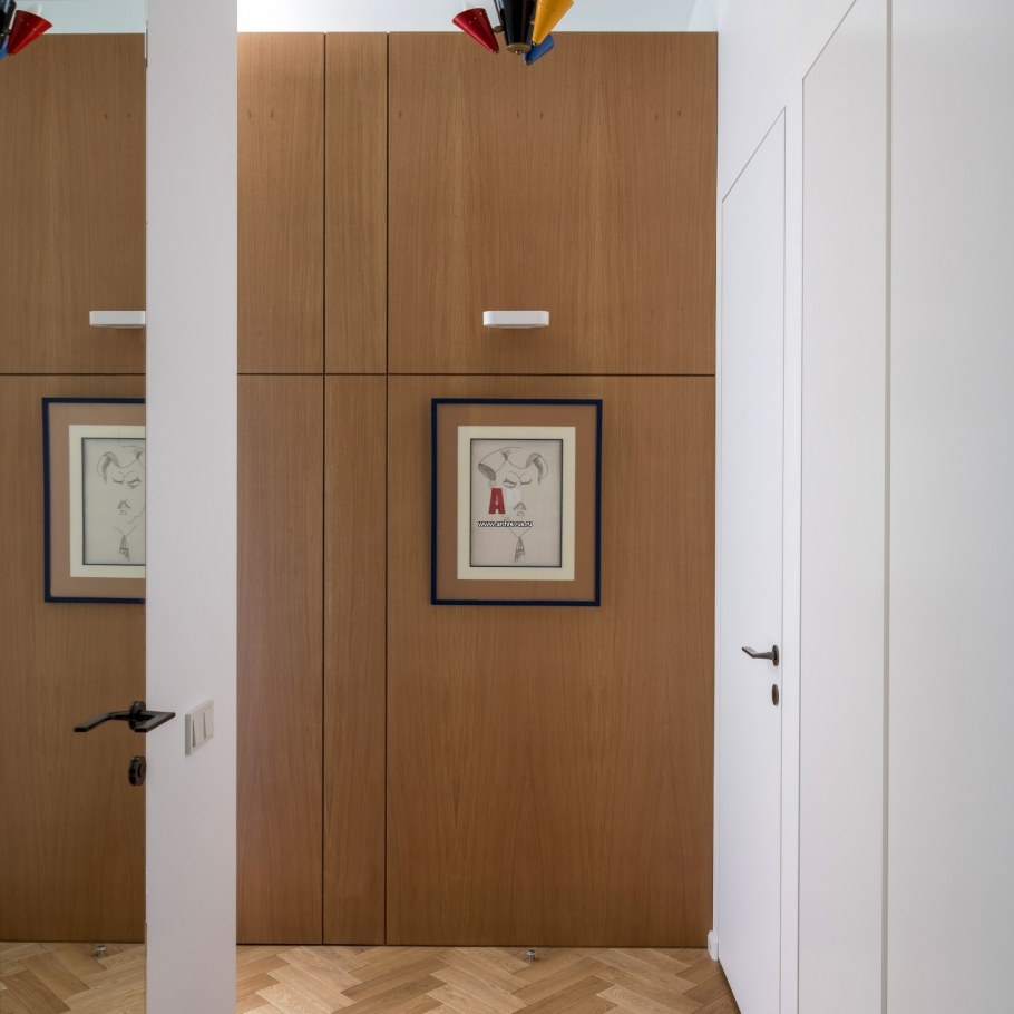 Прихожая с рейками и щитком