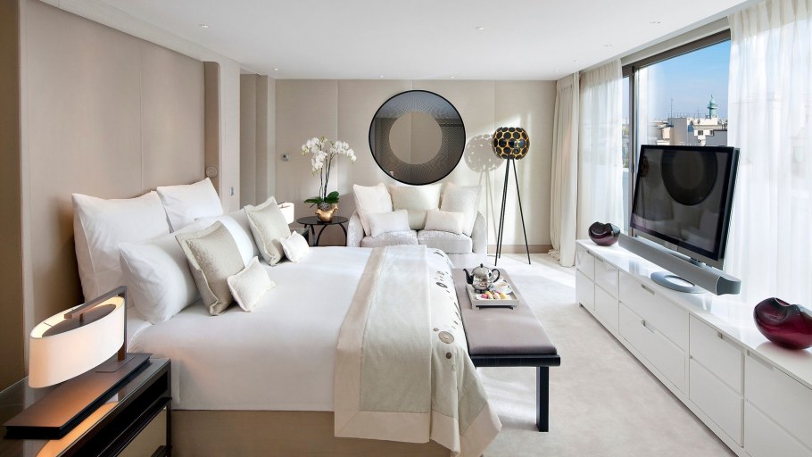 Шторы в спальню в современном стиле в бежевых