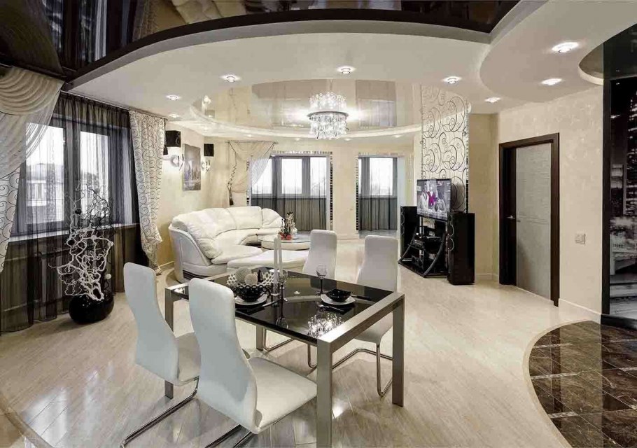 Красивый потолок в кухне гостиной