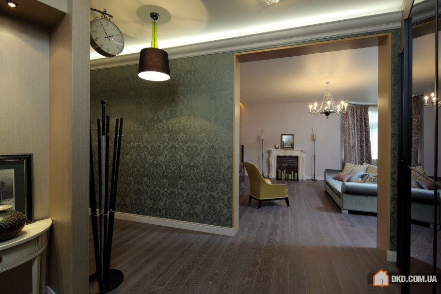 Комната из прихожей