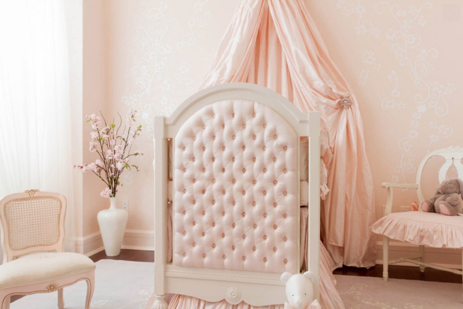 Персиковая детская кровать в интерьере