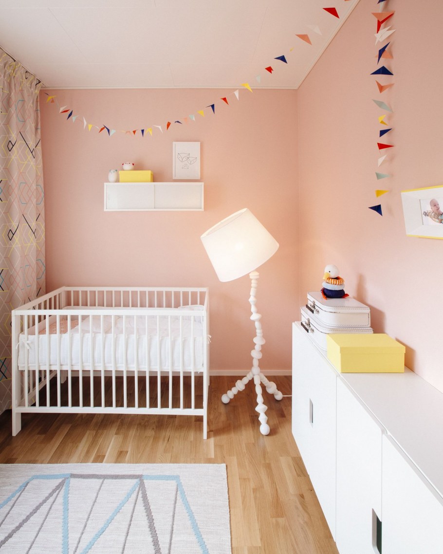 Персиковая детская комната