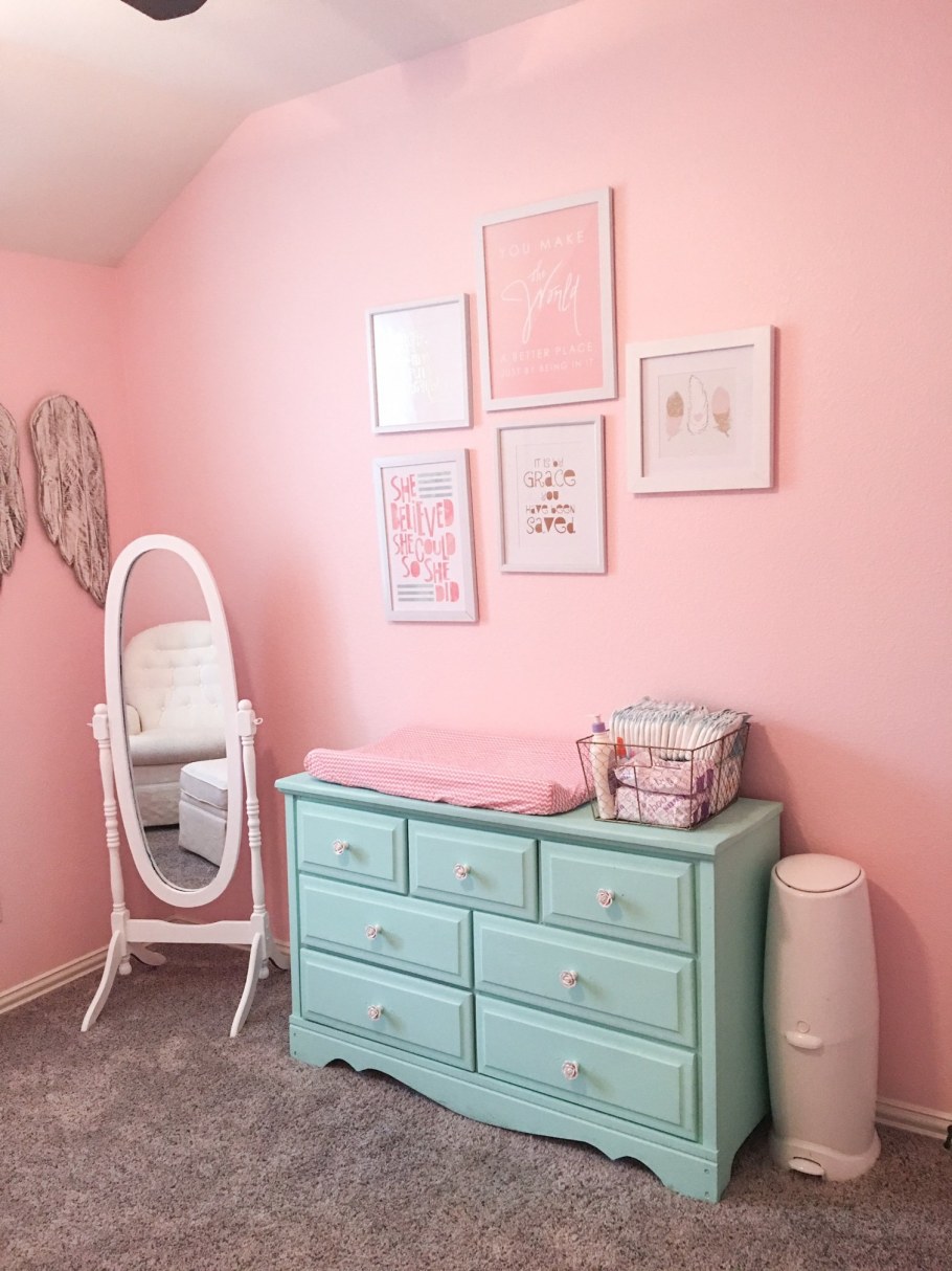 Мятно розовая детская комната
