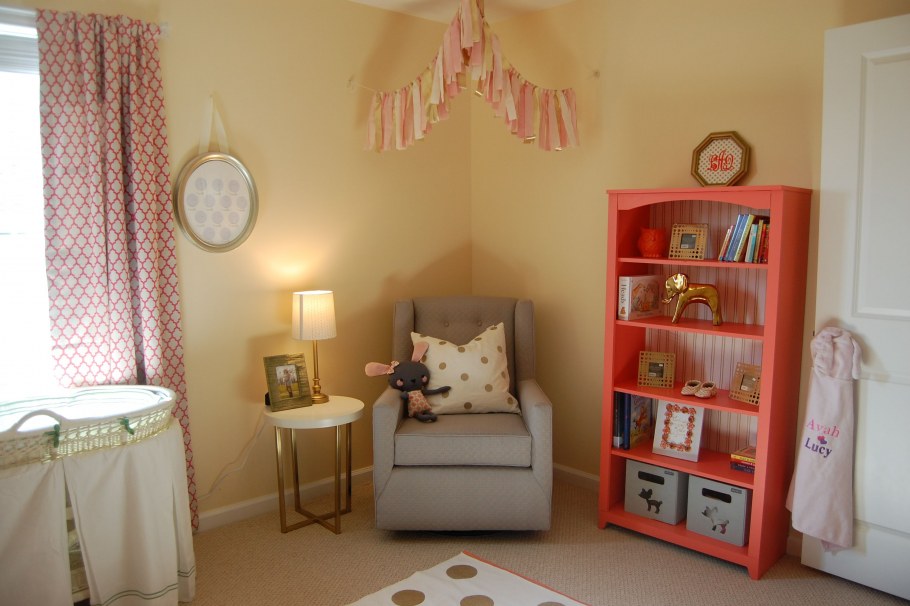 Детская комната в персиковых тонах с мишками