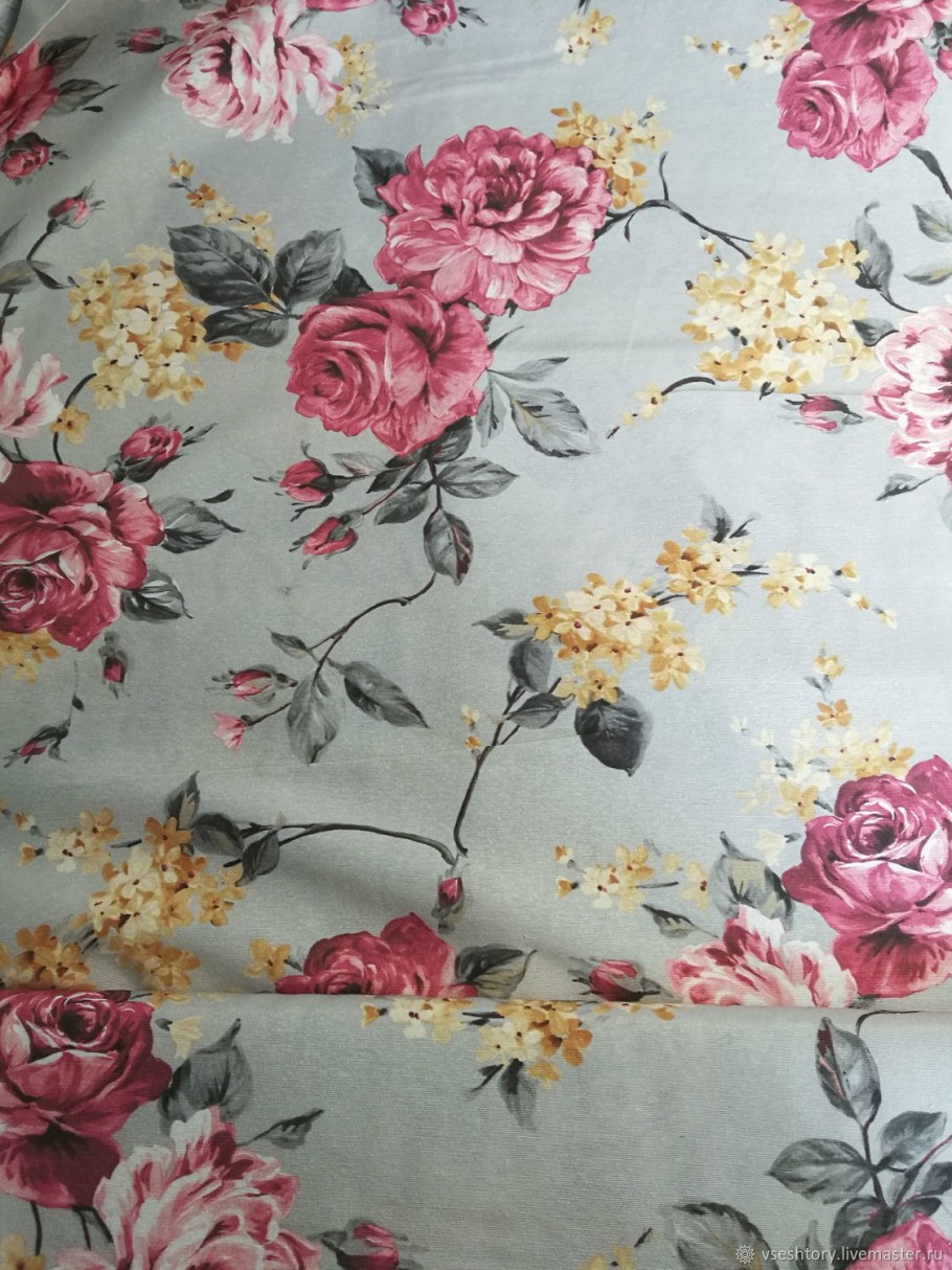 Молдинг в гостиной над диваном